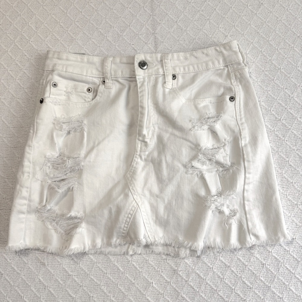 American Eagle White Distressed Denim Mini Skirt Size 6 Frayed Hem Stretch